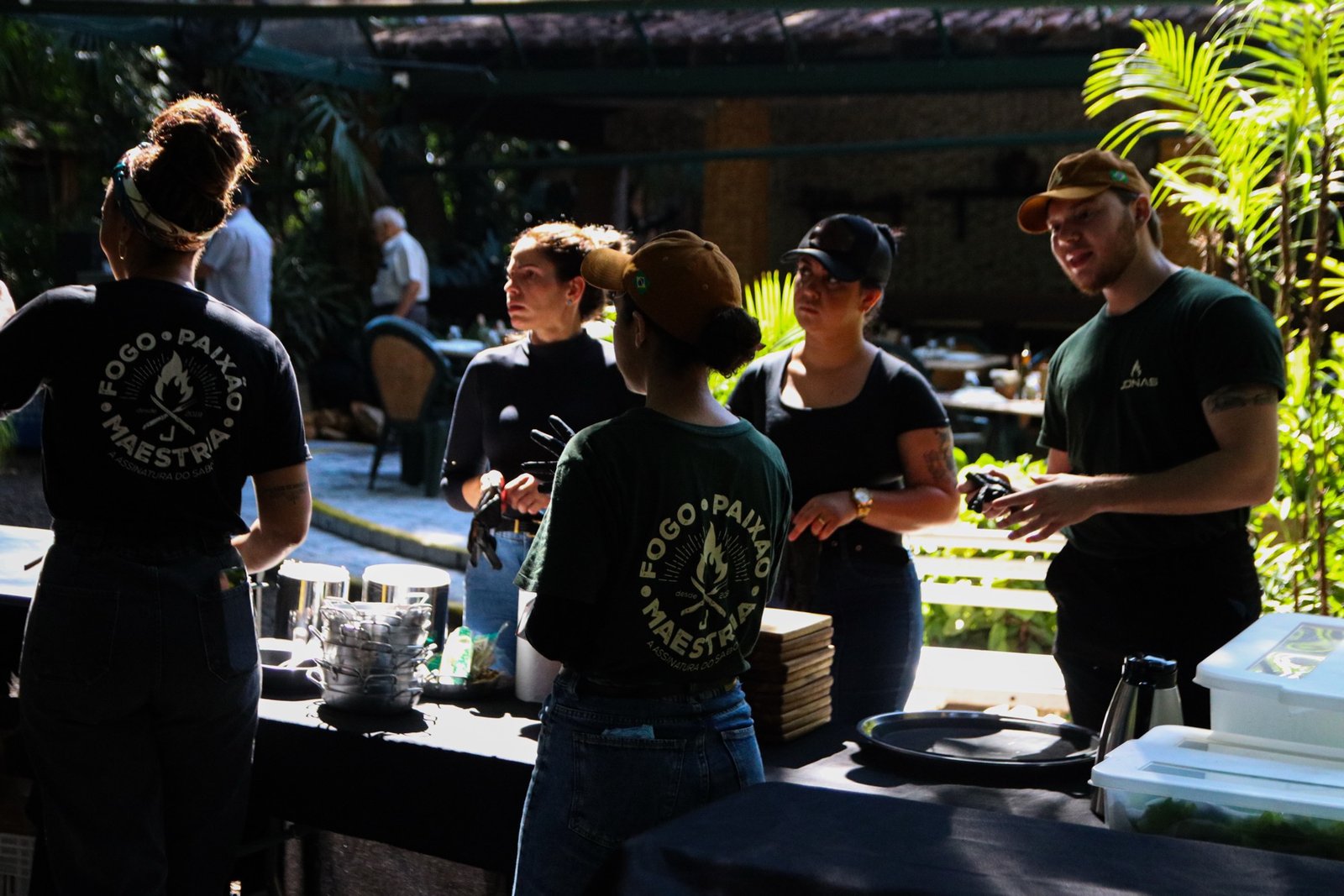 Equipe JONAS com camisas Fogo Paixão Maestria servindo em evento